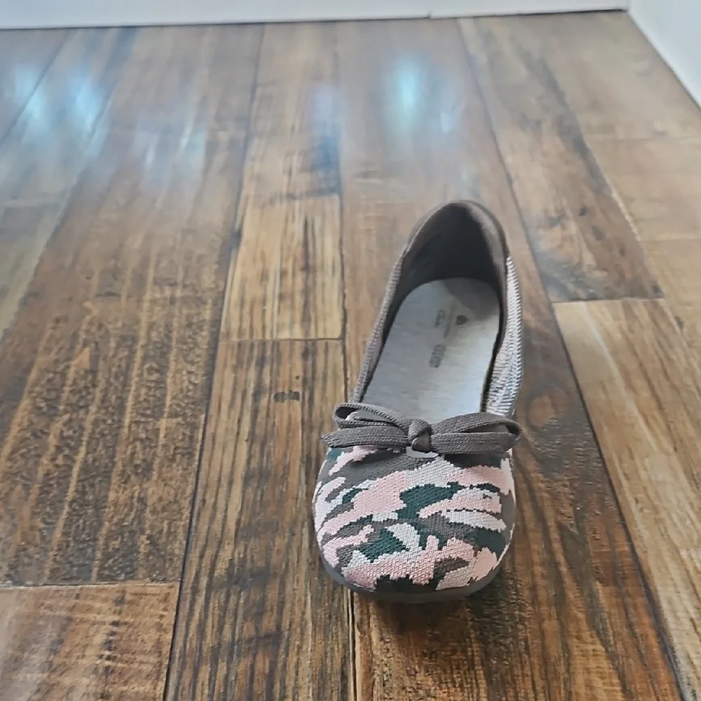 New Cloudsteppers by Clarks. Pink,Olive,White Camo Patterned Flats W/ Bow (Sz.8)
